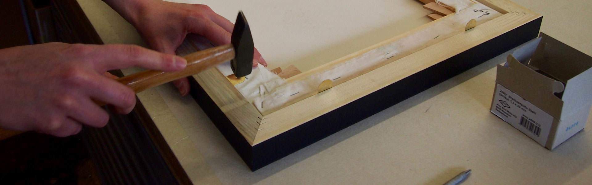 Keilrahmenbild wird in Rahmen montiert - Einrahmungen Papierhandwerk