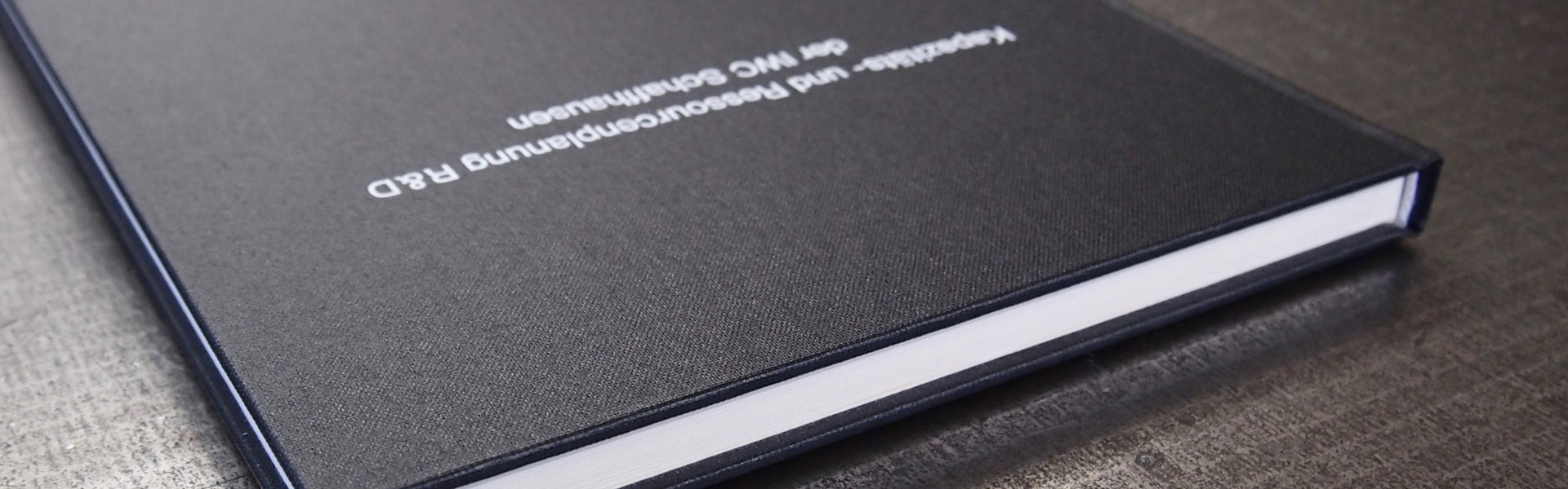 Eine Hardcoverdecke mit Deckelprägung für eine Diplomarbeit - Buchbinderei Papierhandwerk